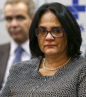 Ministra Damares Alves nega que vá deixar o governo