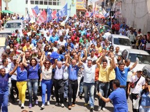 Biu reúne milhares de pessoas em caminhada no centro de Arapiraca