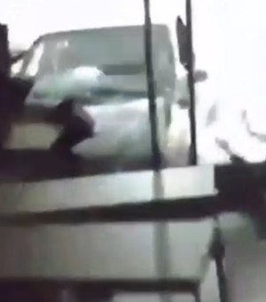 [Vídeo] Imagens mostram instante em que veículo invade loja na parte baixa de Maceió