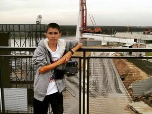 Homem de 32 anos parece ser uma criança e viraliza na internet