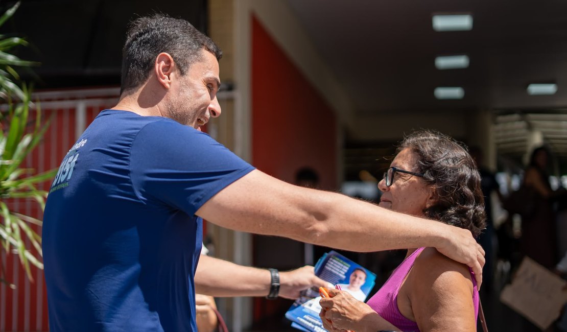 Alexandre Ayres recebe apoio nas ruas de Maceió na reta final da campanha