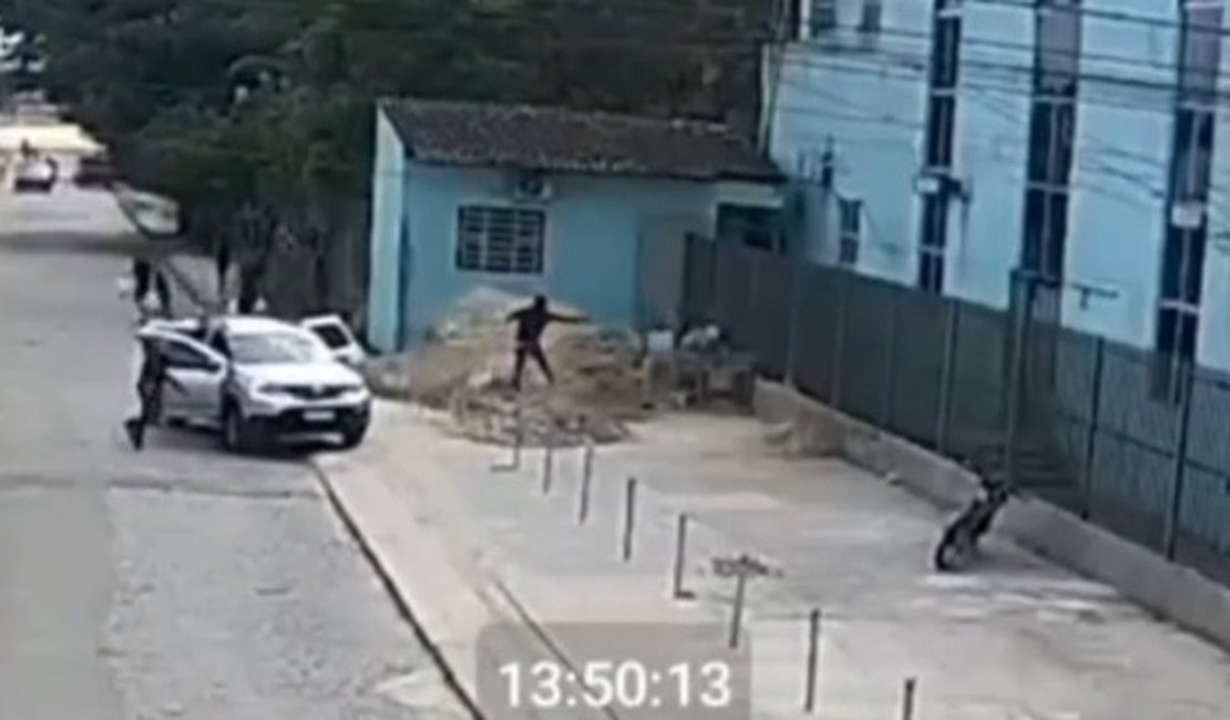 [Vídeo] Homem escapa de tentativa de homicídio ao lado de igreja evangélica, em Maceió