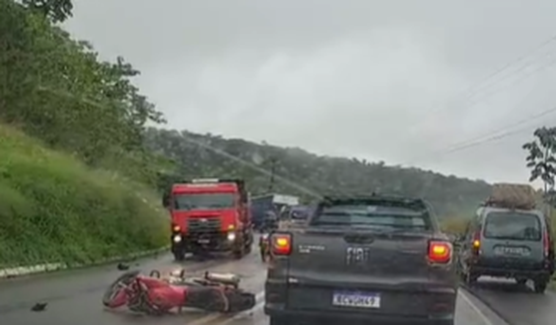 Colisão entre caminhão e moto deixa jovem ferido em Santa Luiza do Norte