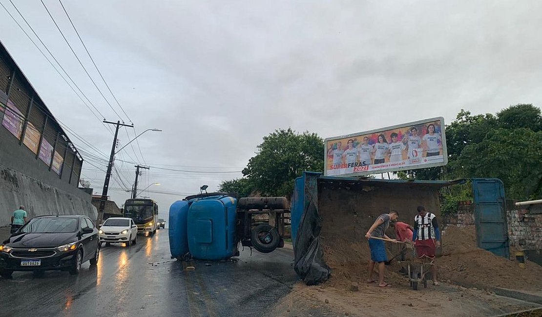 Caminhão carregado com areia tomba na Avenida Rotary