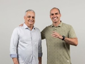 Em uma semana, Alfredo aparece com os três filhos de Bolsonaro