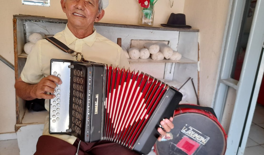 [Vídeo] Vendedor de verduras em Arapiraca  toca sanfona para recordar a adolescência em PE