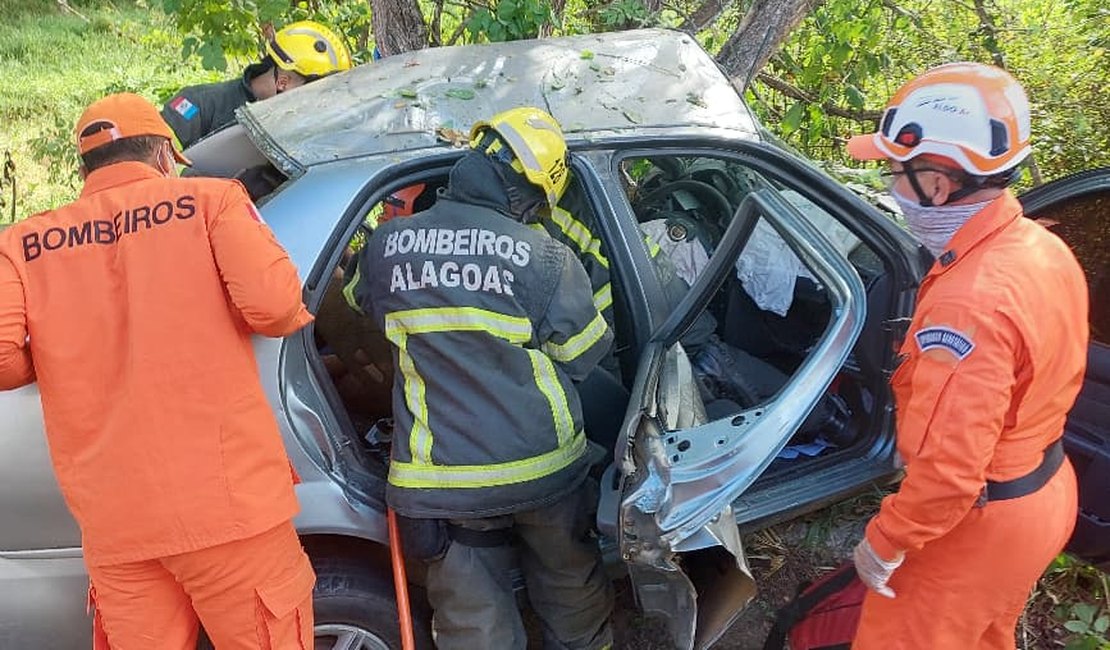 Carro colide com árvore e deixa quatro feridos na BR-104, em Murici