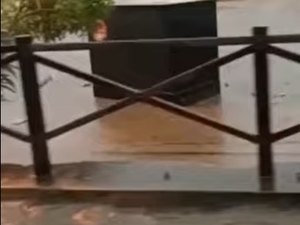 [Vídeo]  Praça da antiga estação de trem é tomada pela água da chuva em Palmeira dos Índios