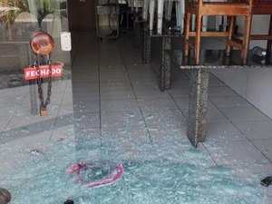 Criminosos invadem restaurante em Delmiro Gouveia e furtam estoque de comida