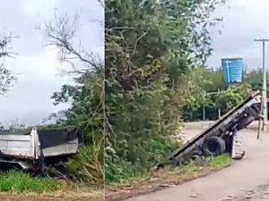 Dois caminhões saem da pista em curva conhecida por acidentes em Anadia