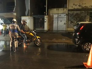 Lei Seca prende três e flagra nove motoristas inabilitados 