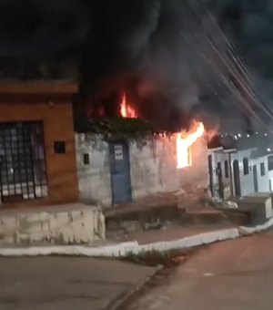 Vela acesa provoca incêndio e destruição de casa no bairro Bebedouro, em Maceió