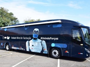 Ônibus da vacina inicia imunização de pessoas com 53 anos em Maceió