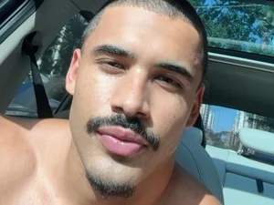 Cantor Nilo é hospitalizado e pausa carreira após paralisia facial