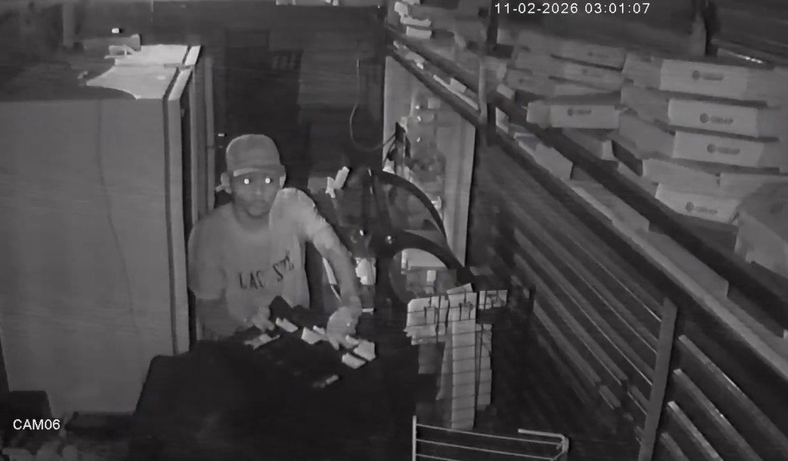 [Vídeo] Homem invade igreja no Barro Duro e furta notebook de área de alimentação