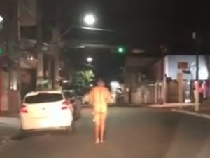 [Vídeo] Homem nu é flagrado andando em ruas de Arapiraca