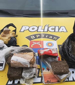Cinco armas e mais de 15 quilos de drogas são apreendidos pelo BPTran em Maceió