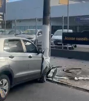 Motorista perde controle da direção e colide contra poste em Maceió