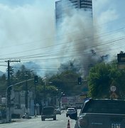 Incêndio em vegetação assusta população e fumaça encobre prédio, em Maceió