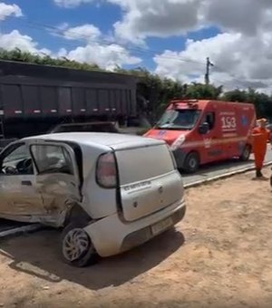 Colisão entre carros na AL-220 deixa duas pessoas feridas em Arapiraca