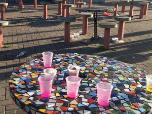 Frequentadores do Bosque das Arapiracas deixam lixo espalhado entre as barracas de alimentação