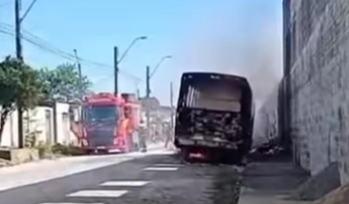 [Vídeo] Ônibus abandonado pega fogo no Conjunto Santa Maria