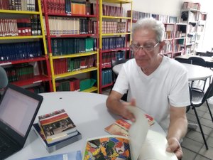Escritor visita Porto Calvo e doa livros à Biblioteca Pública