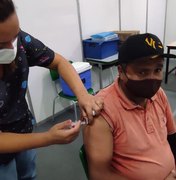 Pessoas de 45 anos são vacinadas contra covid-19 em Maragogi