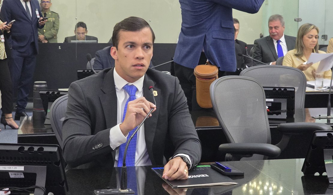 Durante sessão, deputado Leonam Pinheiro cobra reajuste salarial de policiais civis