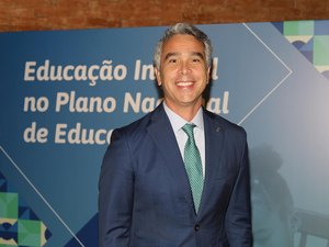 Parlamentares se reúnem para tratar as diretrizes da educação em 2025