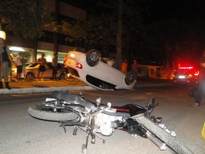 Com sinais de embriaguez, motorista capota carro em avenida de Arapiraca