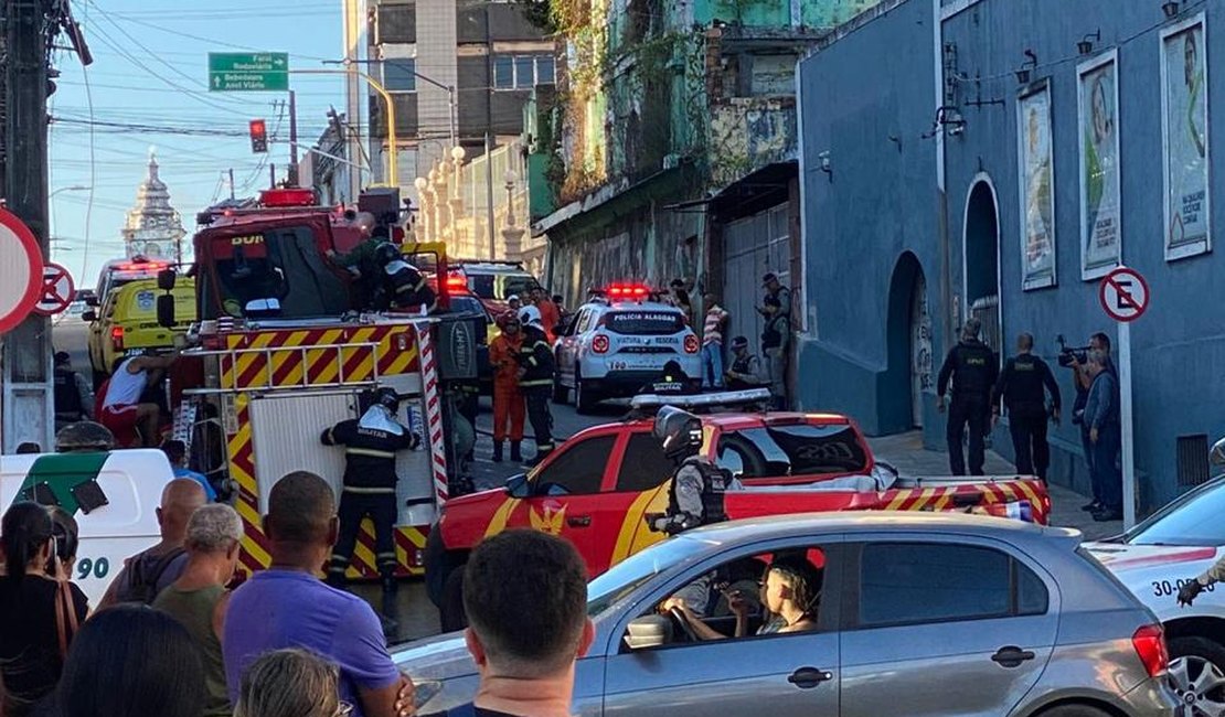 [Vídeo] Caminhão dos Bombeiros capota e deixa três militares presos às ferragens em Maceió