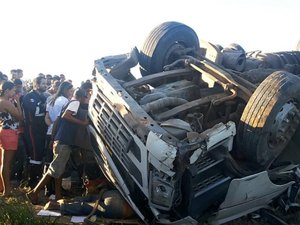 Carreta capota e mata três da mesma família em São Sebastião