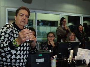 Faustão se irrita com música da Dança dos Famosos e interrompe programa