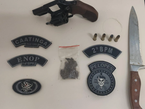 Homem tenta se esconder no banheiro de estabelecimento e é preso com arma e drogas