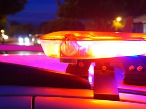 Dupla em motocicleta rouba vigilante, mas é detida com celular e farda da vítima