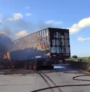 [Vídeo] Choque entre caminhões provoca incêndio em um dos veículos na BR-101 em São Miguel dos Campos