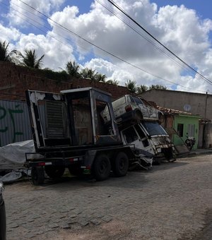 Moradores denunciam ocupação de rua por sucata e risco de acidentes em Arapiraca