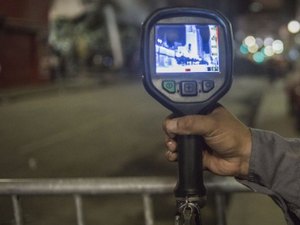 Cães farejadores e câmera térmica: quais as táticas usadas pelos bombeiros após prédio desabar