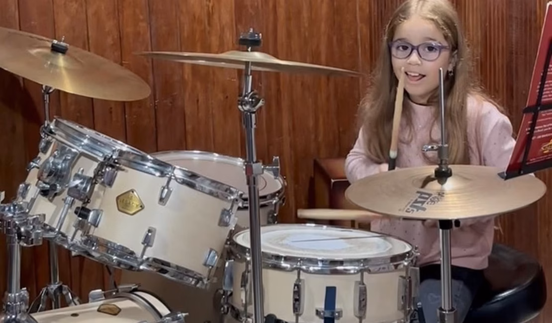 Menina de 8 anos impressiona na bateria e recebe elogio de Pitty