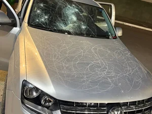 Mulher destrói carro do marido após flagrar traição em bar de Maceió