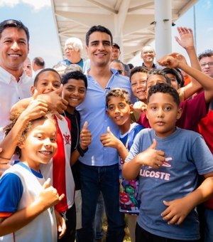 JHC inaugura terminal do Rosane Collor e anuncia reforma de abrigos por toda cidade