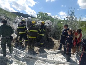 Motorista morre após caminhão tombar e cair de ribanceira na BR-104