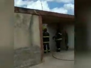 Residência pega fogo após explosão no bairro Eldorado