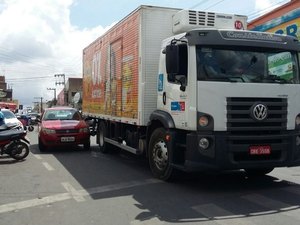 Colisão entre caminhão e carro de passeio deixa trânsito lento no centro de Arapiraca