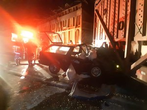 Motorista morre após colidir carro contra caminhão de cana-de-açúcar