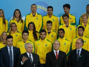 Temer recebe atletas no Planalto e ganha agasalho personalizado