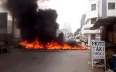 Comerciantes bloqueiam acesso à Praça do Pirulito em protesto contra falta de infraestrutura