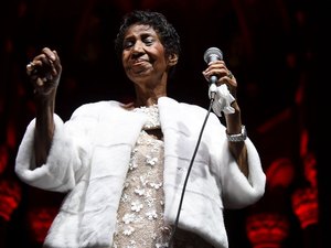 Aretha Franklin, rainha do soul, morre aos 76 anos, diz agência