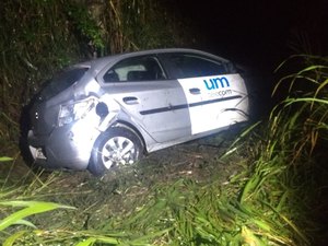Motorista perde controle e veículo é arrastado para fora da pista no Agreste 